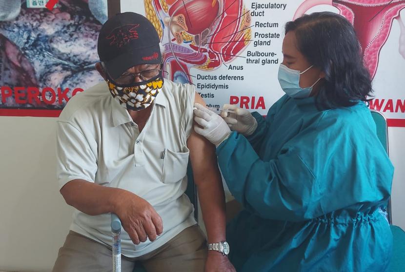 Seorang warga lanjut usia (lansia) menerima vaksinasi Covid-19 di Puskesmas Ungaran, kabupaten Semarang, Jawa Tengah, Rabu (17/3). Lansia menjadi kelompok warga yang diprioritaskan untuk mendapatkan vaksinasi Covid-19 pada tahap kedua program vaksinasi sasara petugas pelayan public.