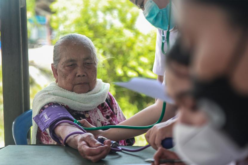 Seorang warga lansia mendapat pemeriksaan kesehatan saat giat pelayanan kesehatan gratis (ilustrasi)