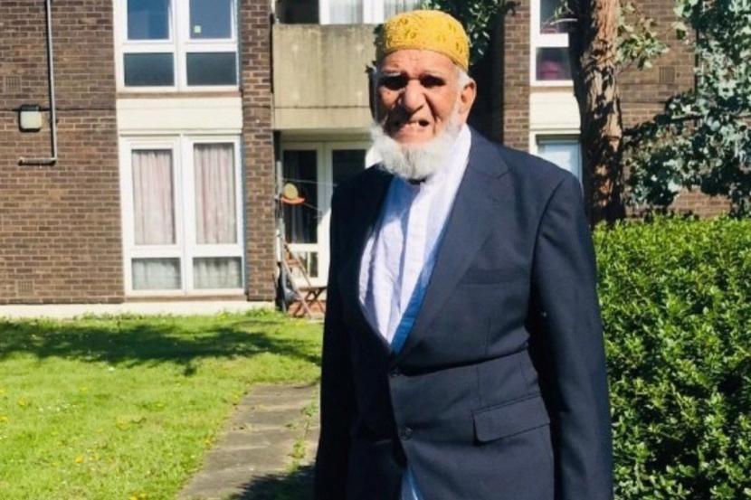 Seorang warga London yang berusia 100 tahun, Dabir Choudhury, berkeliling sebanyak 100 putaran di sekitar taman untuk mengumpulkan sedekah sembari berpuasa.