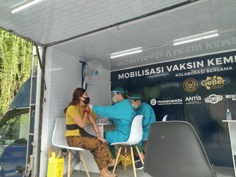 Seorang warga melaksanakan vaksinasi du Mobil Vaksin.