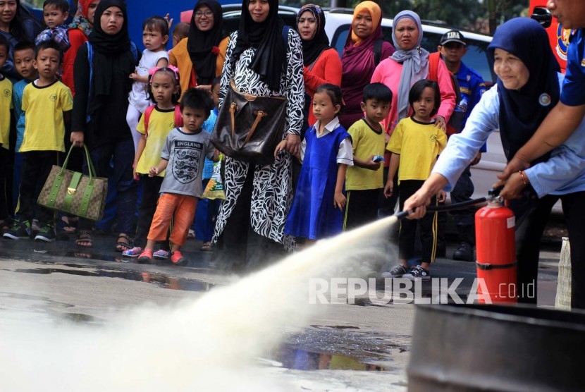 Seorang warga melakukan simulasi penanganan kebakaran di halaman kantor Pemadam Kebakaran, Jl Sukabumi, Kota Bandung, Rabu (30/3). Simulasi digelar sebagai tindakan pertama pencegahan kebakaran dan meningkatkan kewaspadaan akan bencana kebakaran.