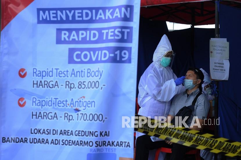 Seorang warga melakukan tes cepat atau rapid test antigen di Bandara Adi Soemarmo, Boyolali, Jawa Tengah, Selasa (22/12/2020).