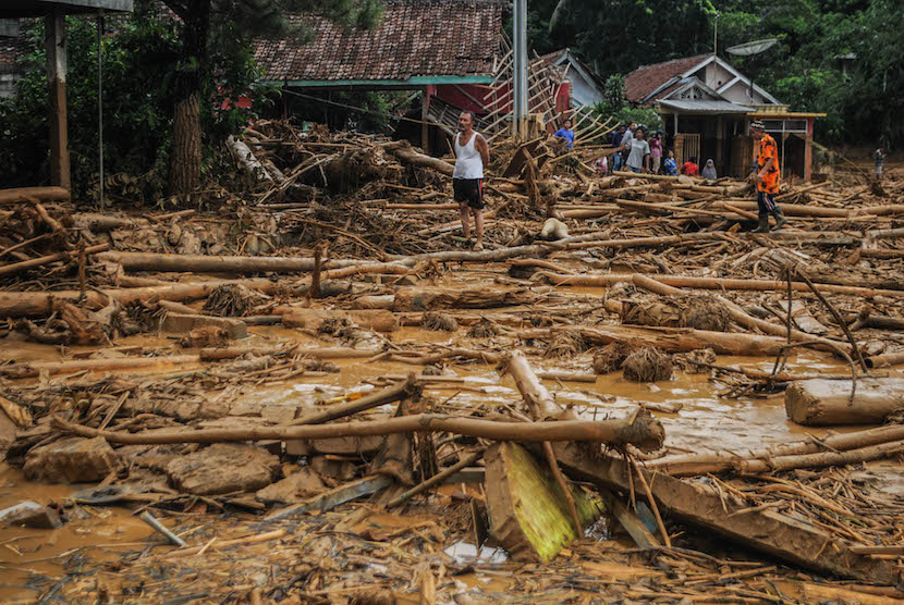 Seorang warga melihat kerusakan akibat banjir bandang di Kampung Somang, Lebak, Banten, Rabu (15/1/2020). 