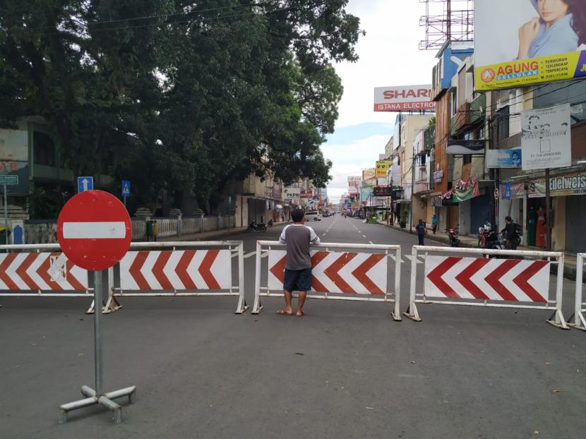 Seorang warga melihat kondisi Jalan HZ Mustofa Kota Tasikmalaya yang sepi karena ditutup, Selasa (31/3). 