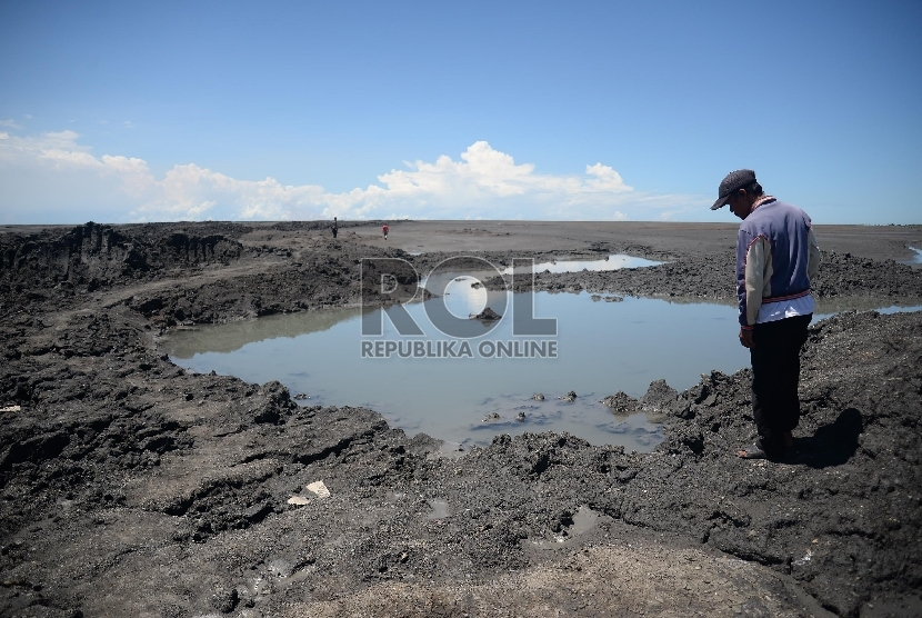 Seorang warga melihat kondisi semburan lumpur panas Lapindo, Porong, Sidoarjo, Jawa Timur.
