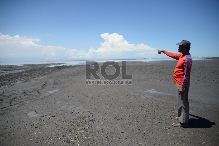 Seorang warga melihat kondisi semburan lumpur panas Lapindo, Porong, Sidoarjo, Jawa Timur, Rabu (8/4).