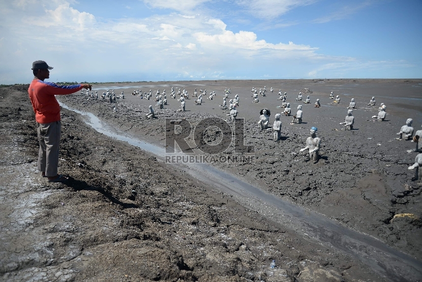 Seorang warga melihat kondisi semburan lumpur panas Lapindo, Porong, Sidoarjo, Jawa Timur, Rabu (8/4).