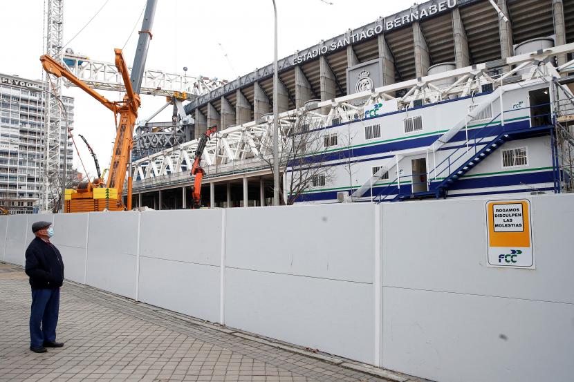 Seorang warga melihat-lihat lokasi renovasi Stadion Santiago Bernabeu di Madrid.