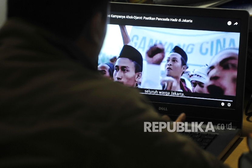  Seorang warga melihat video kampanye calon pasangan Gubernur DKI Basuki Tjahja Purnama di media internet, Senin (10/4).