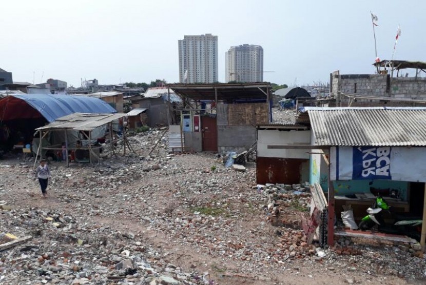 Seorang warga melintas di bekas Kampung Akuarium, Luar Batang, Penjaringan, Jakarta Utara, Selasa (1/4), yang digusur tepat setahun lalu.