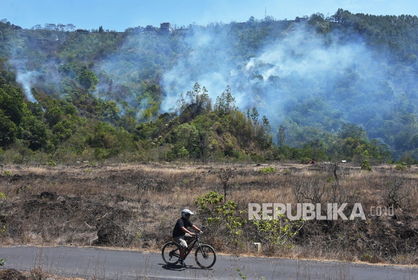 Kebakaran hutan dan lahan (ilustrasi). Tiga kabupaten di Sumatera Selatan telah menyatakan status siaga kebakaran hutan dan lahan pada 2020. Status itu ditetapkan untuk mengantisipasi bencana yang hampir muncul setiap tahun tersebut.