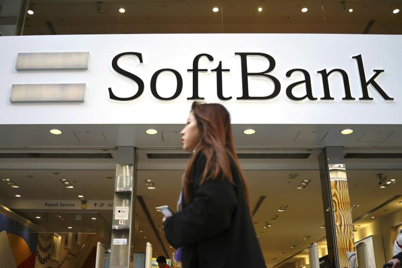 Seorang warga melintas di depan kantor SoftBank di Tokyo, 20 Januari 2020. Apple dan Samsung akan berinvestasi pada perusahaan chip SoftBank Group.