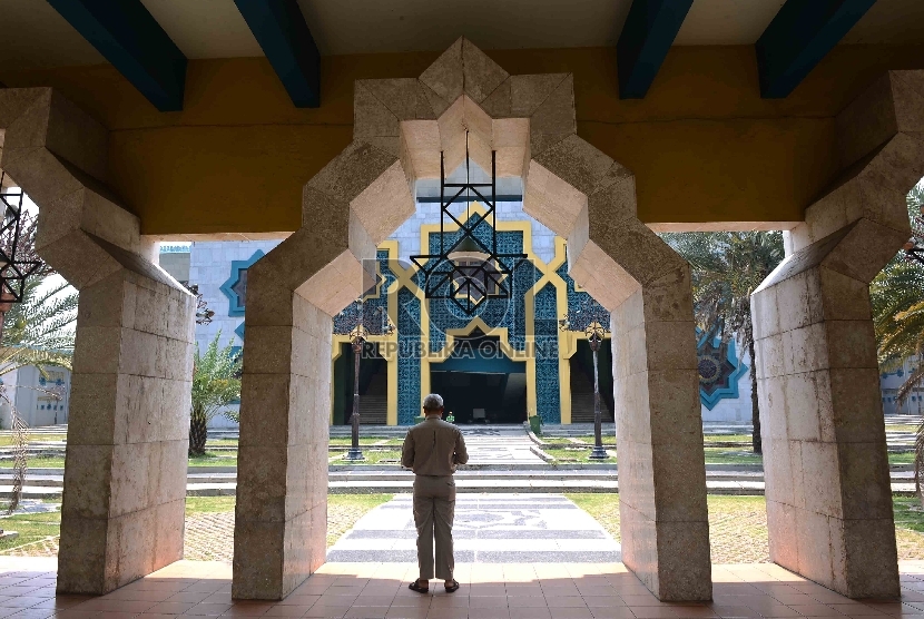 PSBB, Masjid Raya JIC Ditutup Kembali. Foto ilustrasi: Seorang warga melintas di depan Masjid Raya Jakarta Islamic Centre (JIC), Koja, Jakarta Utara, Senin (23/9). 