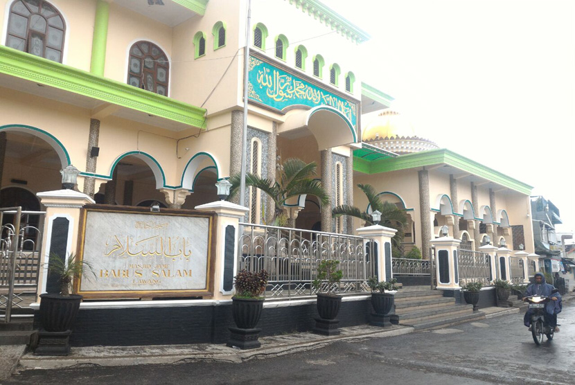 Seorang warga melintas di Masjid Babus Salam, Lawang. Di masjid inilah seorang warga bernama Miftah Arifin meninggal saat sedang bersujud pada Selasa (3/1).