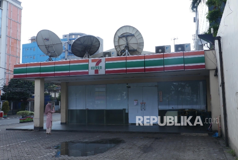  Seorang warga melintas di samping Gerai waralaba 7 Eleven (sevel) di bilangan jl Salemba Jakarta nampak tutup, Rabu (28/6).