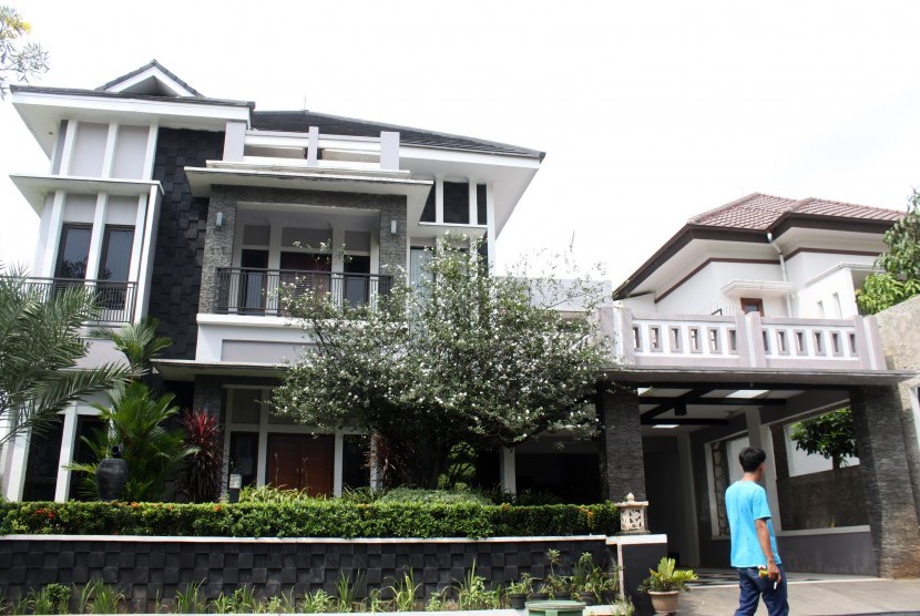 Rumah mewah di sebuah perumahan di Bekasi, Jawa Barat, Selasa (28/6). 
