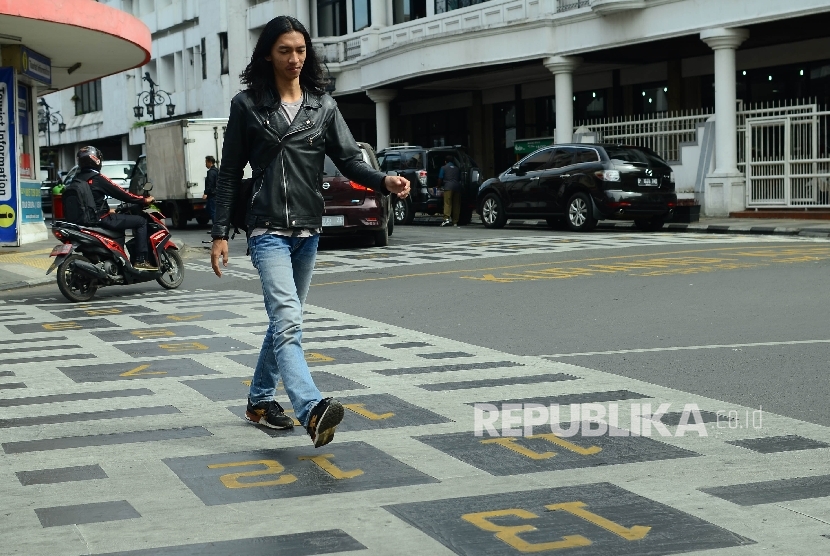  Seorang warga melintasi di Jalan Braga, Kota Bandung. Rencananya kawasan Jalan Braga akan dibuat bebas kendaraan bermotor.
