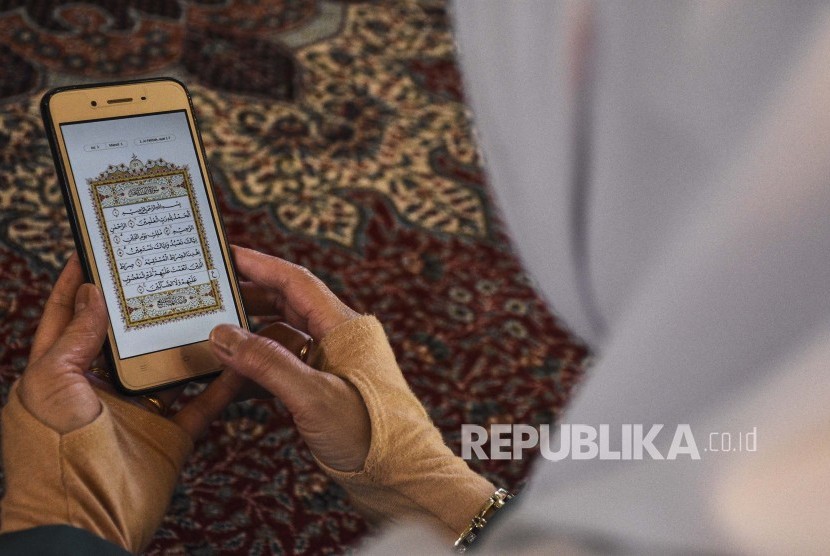 Adab Membaca Alquran Digital. Foto: Seorang warga membaca Alquran digital Quran Best di gawainya usai acara Peluncuran aplikasi Quran Best di Masjid Al Ukhuwah, Jalan Wastukancana, Kota Bandung, Rabu (8/5). 