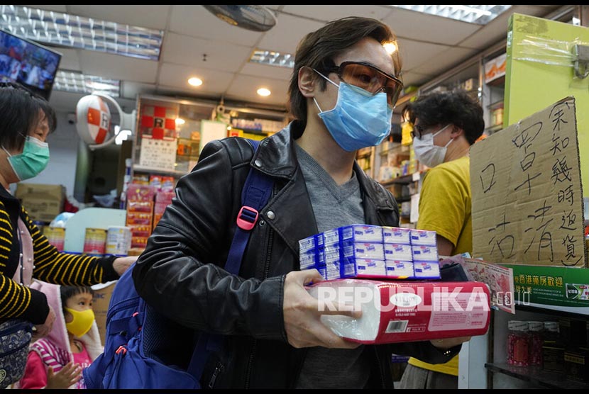 Seorang warga membeli tisu di toko farmasi di Hong Kong, Kamis, (6/2). Warga memborong berbagai kebutuhan dasar di toko-toko seiring merebaknya wabah virus corona dari China daratan.