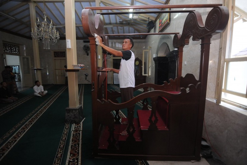Seorang warga membersihkan mimbar masjid di Masjid Ciptomulyo, Pengging, Banyudono, Boyolali, Jawa Tengah, Sabtu (4/5/2019).