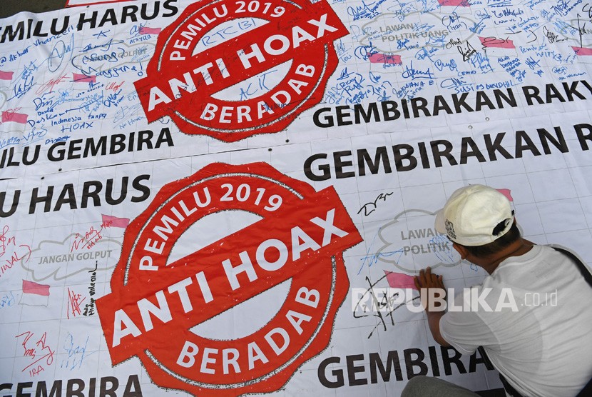 Seorang warga membubuhkan tanda tangan untuk mendukung Pemilu 2019 anti hoax saat berlangsung Hari Bebas Kendaraan Bermotor (HBKB) di Kawasan Bundaran HI Jakarta, Ahad (10/2/2019). 