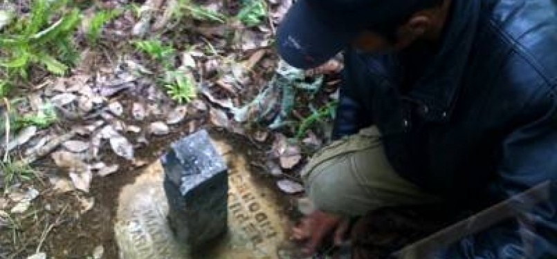 Seorang warga memegang patok tapal batas di Dusun Maludin, Desa Temajok, Kecamatan Paloh, Kabupaten Sambas, Kalbar, Rabu (12/10). Patok semen yang berada di tengah hutan Dusun Maludin tersebut, merupakan penanda tapal batas yang memisahkan Indonesia dengan