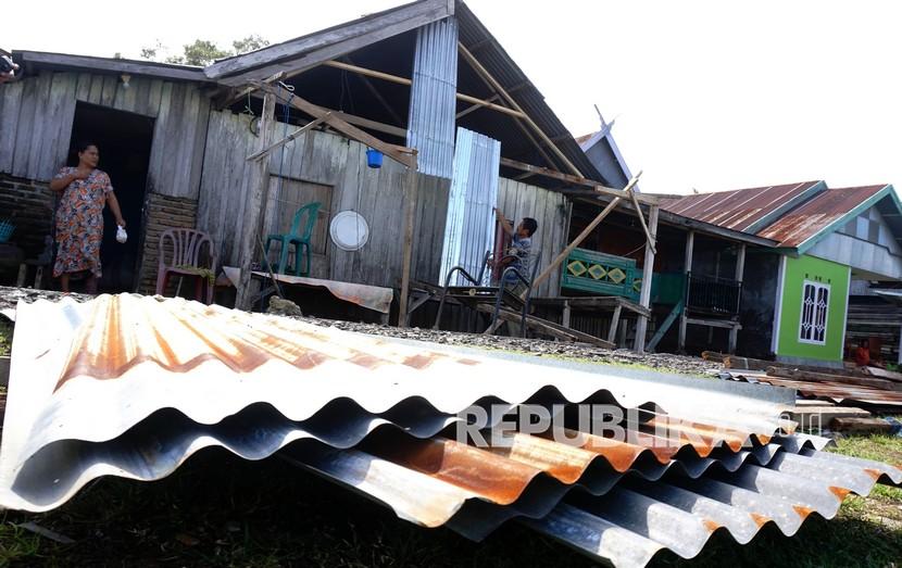 Angin puting beliung menghantam puluhan rumah di Kecamatan Sragi, Kabupaten Lampung Selatan, Provinsi Lampung, Ahad (11/4) (Foto: ilustrasi)