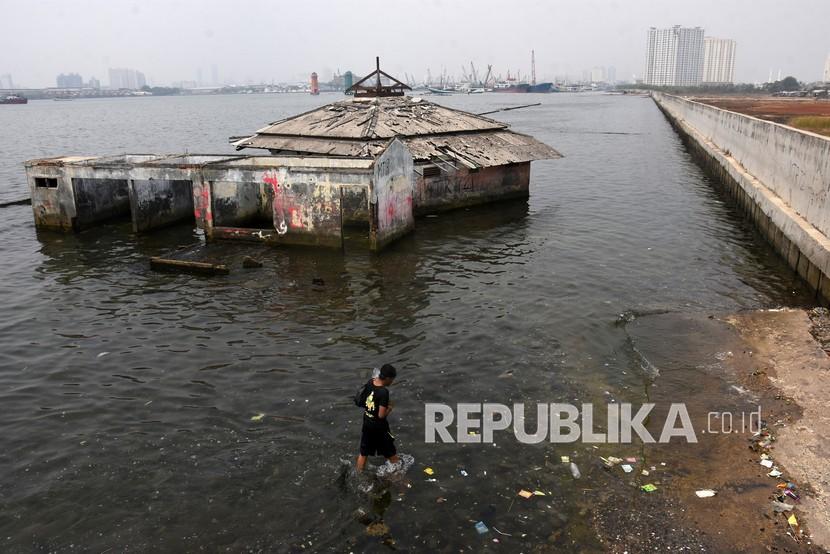 Warga mencari kerang di dekat masjid yang terendam air laut di kawasan Muara Baru, Kecamatan Penjaringan, Jakarta Utara, Jumat (3/9/2021). 