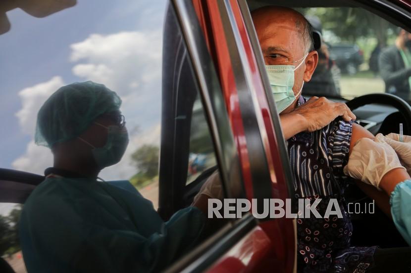 Vaksinasi Covid-19 lansia Yogyakarta dilaksanakan di RSUP Dr Sardjito. 
