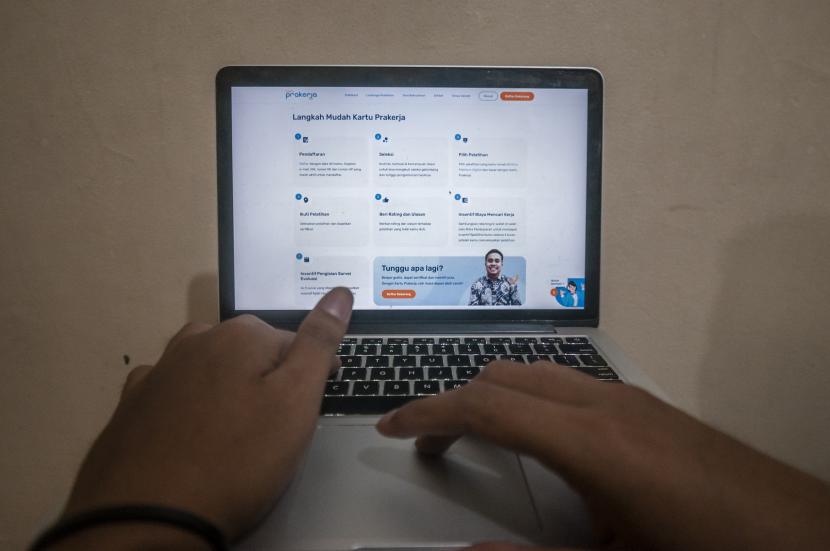 Seorang warga mengakses laman situs Prakerja di Rangkasbitung, Lebak, Banten, Rabu (12/101/2022). 