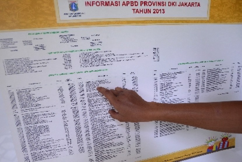  Seorang warga mengamati poster APBD DKI Jakarta 2013 yang telah terpasang di Kelurahan Kebon Sirih, Jakarta Pusat, Selasa (19/3). 