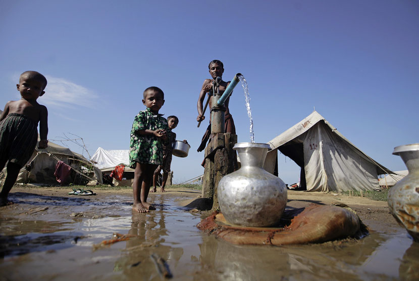 Seorang warga mengambil air di sebuah kamp pengungsi bagi warga muslim yang terlantar akibat aksi kekerasan awal tahun ini di luar Sittwe, Myanmar,  Selasa (30/10).   (Soe Zeya Tun/Reuters)   