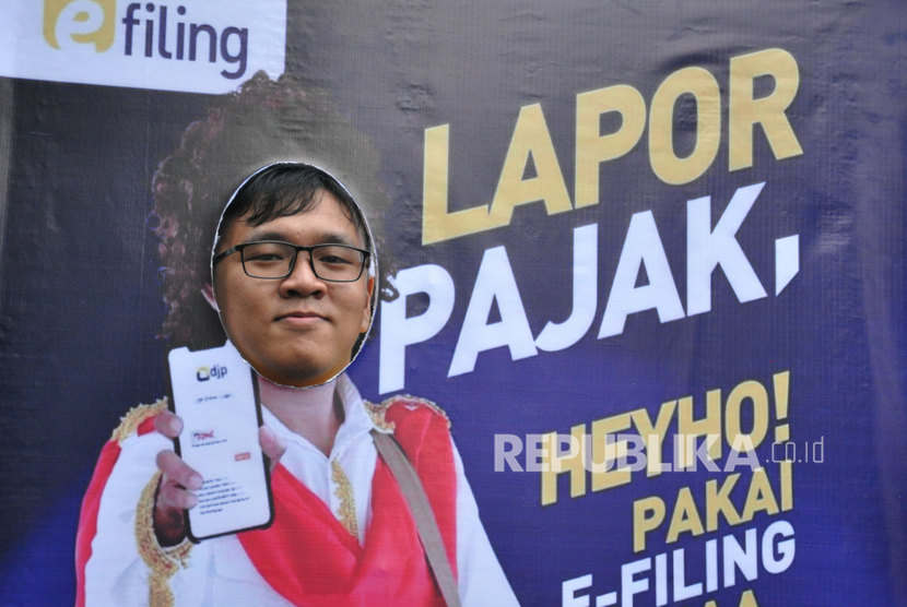 Seorang warga mengikuti kegiatan kampanye Surat Pemberitahuan Tahunan (SPT) Pajak Spectaxcular 2020 di Medan, Sumatera Utara, Ahad (8/3/2020).
