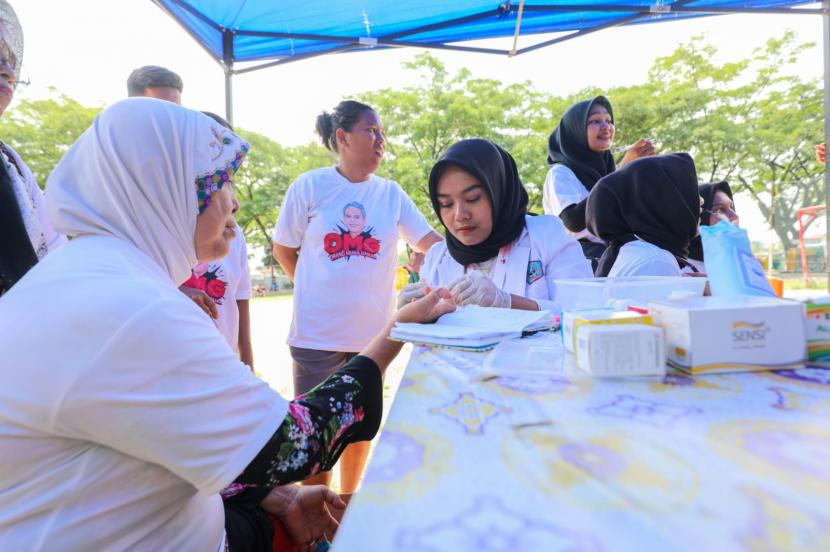 Seorang warga mengikuti pemeriksaan kesehatan di Kelurahan Batang Arau, Kecamatan Padang Selatan, Kota Padang, Sumatra Barat. 