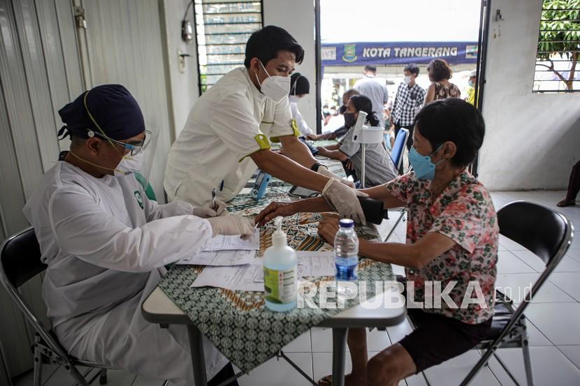 Seorang warga mengikuti proses skrining sebelum menjalani vaksinasi COVID-19 di Karawaci, Kota Tangerang, Banten, Rabu (2/3/2022). Kota Tangerang Tetap Gencarkan Vaksinasi Covid-19 Meski PPKM Dicabut