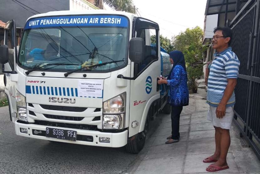 Seorang warga mengusir truk tangki air bersih di Kota Tangerang. Warga tersebut kesal karena tidak ada pemberitahuan dari pihak PDAM tentang pecahnya saluran pipa distribusi air bersih milik PDAM Tirta Benteng, setelah empat hari tidak mendapatkan air bersih, warga Kelurahan Cipondoh Makmur didatangi truk air bersih, namun ia geram dan mengusir truk tersebut. Senin (17/9), Kota Tangerang.