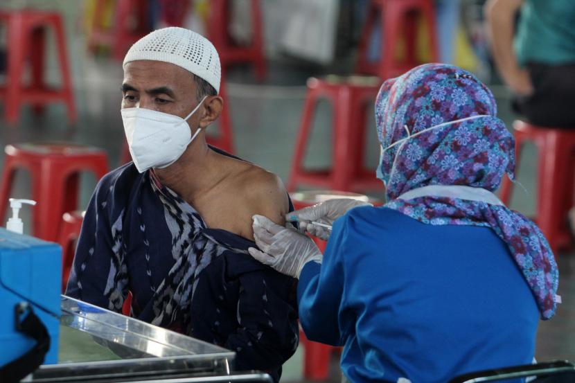 Seorang warga menjalani vaksinasi COVID-19 di GOR Pangsuma, Pontianak, Kalimantan Barat, Jumat (21/05/2021). Vaksinasi massal yang digelar Biddokkes Polda Kalbar dan Dinas Kesehatan Pontianak tersebut ditujukan bagi masyarakat umum.