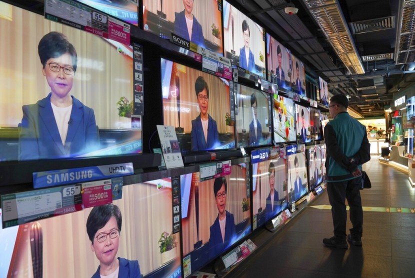 Seorang warga menonton pidato Pemimpin Eksekutif Hong Kong Carrie Lam mengenai ditariknya RUU Ekstradisi di sebuah toko elektronik di Hong Kong, Rabu (4/9).