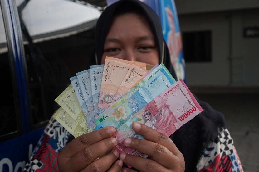 Seorang warga menukar uang kertas baru, (ilustrasi).  Bank Indonesia (BI) Perwakilan Sumatra Barat, menyediakan uang tunai sebesar Rp 3,2 triliun untuk diedarkan kepada masyarakat selama Ramadhan dan Idul Fitri 1444 Hijriyah. 