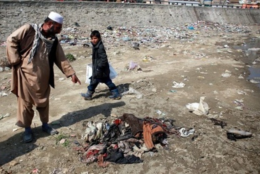 seorang warga menunjuk lokasi tewasnya Farkhunda, perempuan Afghanistan yang membakar salinan Alquran, Jumat (20/3).