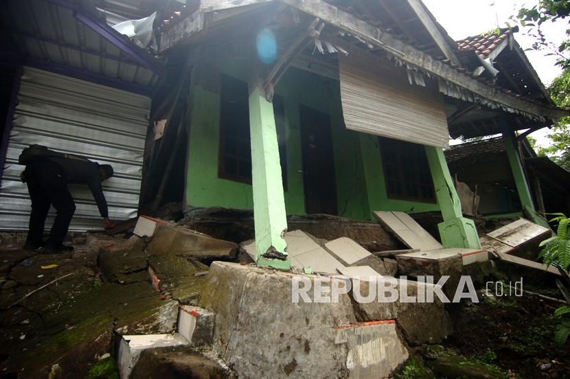 Seorang warga menunjukkan lantai rumah yang rusak parah akibat bencana tanah bergerak di Desa Dermasuci, Kabupaten Tegal, Jawa Tengah, Senin (14/2/2022). 