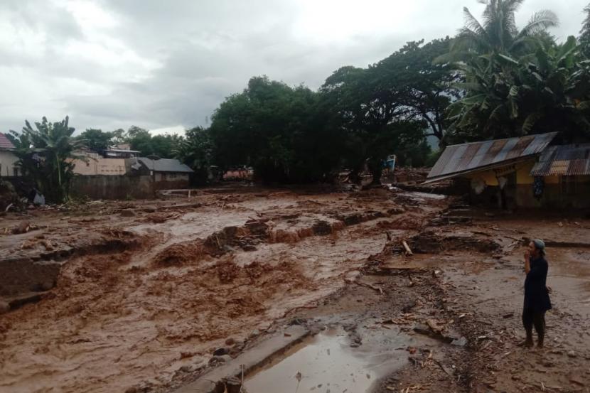 Seorang warga menyaksikan banjir bandang yang merusak permukiman di Desa Waiburak, Kecamatan Adonara Timur, Flores Timur, NTT.