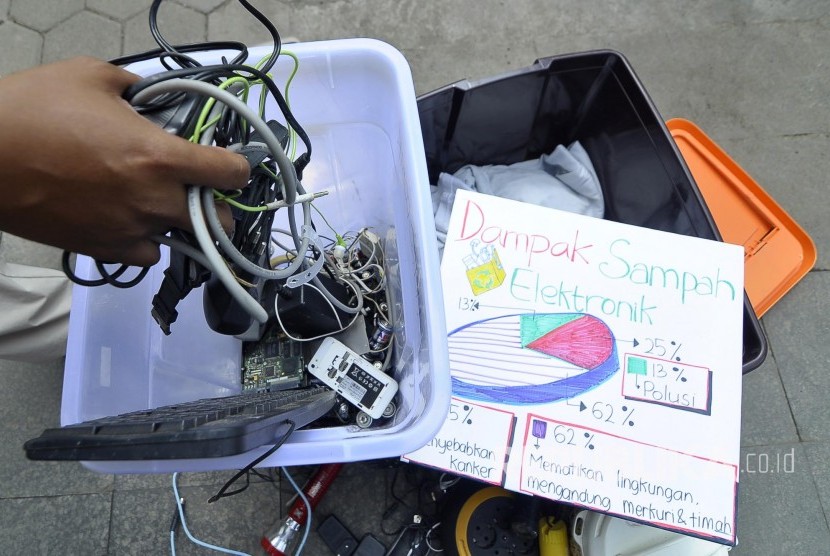 Seorang warga menyerahkan sampah elektronik (e-waste) kepada Komunitas Earth Hour dalam rangka memperingati Hari Peduli Sampah Nasional di Car Free Day, Jalan Ir.H. Djuanda (Dago), Kota Bandung, Ahad (19/2).