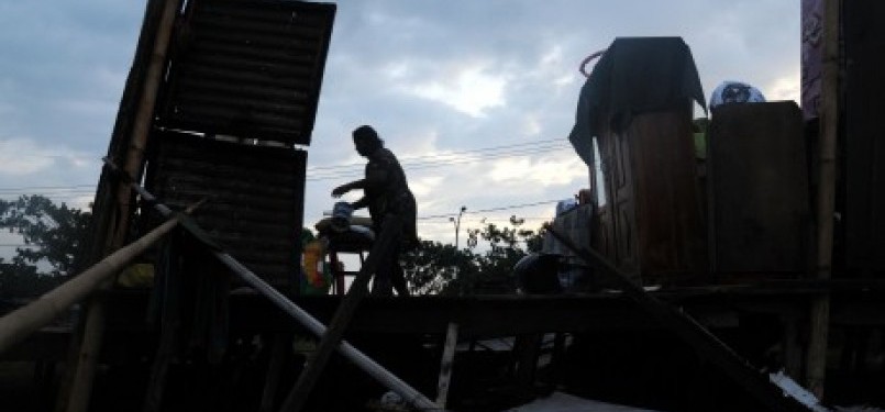 Seorang warga merapikan rumahnya yang rusak akibat diterjang angin puting beliung di kelurahan Kassi-kassi Makassar, Sulsel, Sabtu (26/11). Sekitar 50 rumah rusak akibat diterjang angin puting beliung di Makassar. 