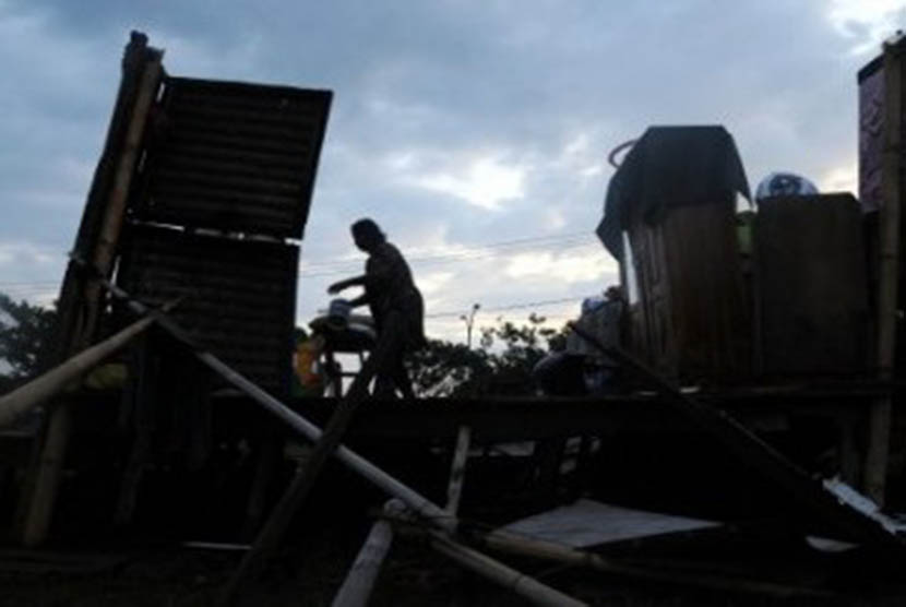 Seorang warga merapikan rumahnya yang rusak akibat diterjang angin puting beliung di kelurahan Kassi-kassi Makassar, Sulsel, Sabtu (26/11). Sekitar 50 rumah rusak akibat diterjang angin puting beliung di Makassar. 