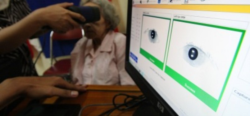 Seorang warga merekam retina matanya saat pembuatan e-KTP. 