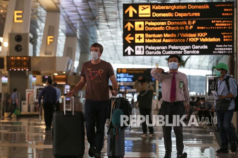 Seorang warga negara asing (WNA) berjalan di Terminal 3 Bandara Internasional Soekarno-Hatta, Tangerang, Banten. Ilustrasi