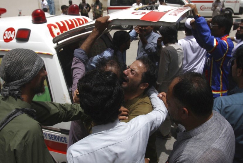 Seorang warga Pakistan menangisi anggota keluarganya yang menjadi korban bom bunuh diri di Quetta, Pakistan, Rabu (25/7).