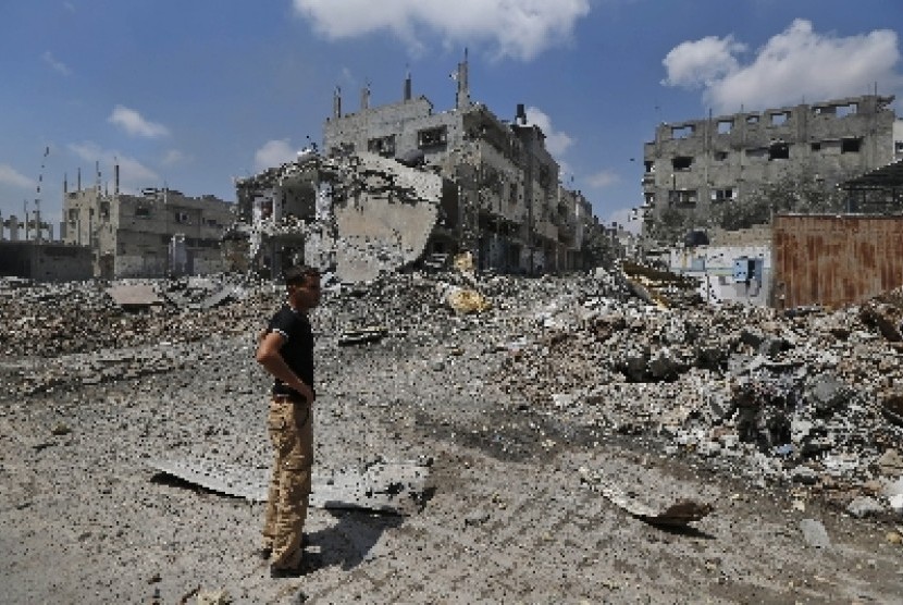 Seorang warga Palestina melihat reruntuhan bangunan di Kawasan Shijaiyah, Kota Gaza yang luluh-lantak dibom militer Israel.