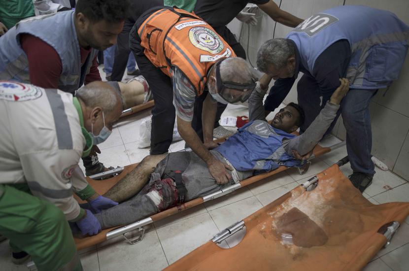 Seorang warga Palestina yang terluka dikirim ke Rumah Sakit Nasser di Khan Yunis, Jalur Gaza Selatan.